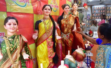 MUMBAI INDIA SEPTEMBER 4 2024 İnsanlar Gauri 'nin annesi Ganesha' nın heykelini 4 Eylül 2024 tarihinde Lalbaug Market 'te yapılacak Gauri Ganpati festivali için seçtiler.