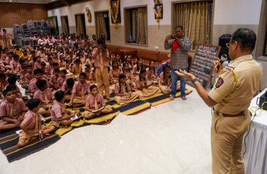 MUMBAI INDIA SEPTEMBER 4 Eylül 2024 'te Mumbai polisi, 4 yaşındaki iki kız öğrencinin 4 Eylül 2024' te Mumbai Hindistan 'da Badlapur' da bir erkek personel tarafından cinsel tacize uğramasının ardından okullarda İyi Dokunuş Kötü Dokunuş konulu bir bilinçlendirme programı yürüttü.