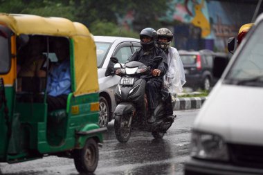 Yeni DELHI INDIA SEPTEMBER 4 2024 Pragati Meydan Tüneli yakınlarındaki çevre yolunda 4 Eylül 2024 'te yağmurda Yeni Delhi' de yaşayan Delhi sakinleri, şiddetli yağmurun şehrin çeşitli bölgelerini kasıp kavurmasına tanık oldu.