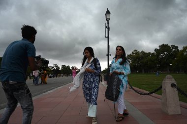 NEW DELHI INDIA 4 SEPTEMBER 4 2024 Kartavya Yolu 'nda 4 Eylül 2024 tarihinde şiddetli yağmur yağarken Delhi sakinleri, şiddetli yağmurun şehrin çeşitli bölgelerini kasıp kavurmasına tanık oldular. Fotoğraf: Sonu Mehta Hindustan T