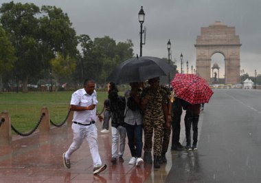 NEW DELHI INDIA 4 SEPTEMBER 4 2024 Kartavya Yolu 'nda 4 Eylül 2024 tarihinde şiddetli yağmur yağarken Delhi sakinleri, şiddetli yağmurun şehrin çeşitli bölgelerini kasıp kavurmasına tanık oldular. Fotoğraf: Sonu Mehta Hindustan T