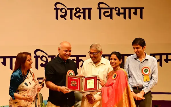 stock image NEW DELHI INDIA SEPTEMBER 5 2024 AAP Leader and former Delhi Deputy CM Manish Sisodia facilitates meritorious teachers from MCD Schools on the occasion of Teachers Day at Kedarnath Sahni Auditorium at Civic Center on September 5 2024 in New Delhi Ind