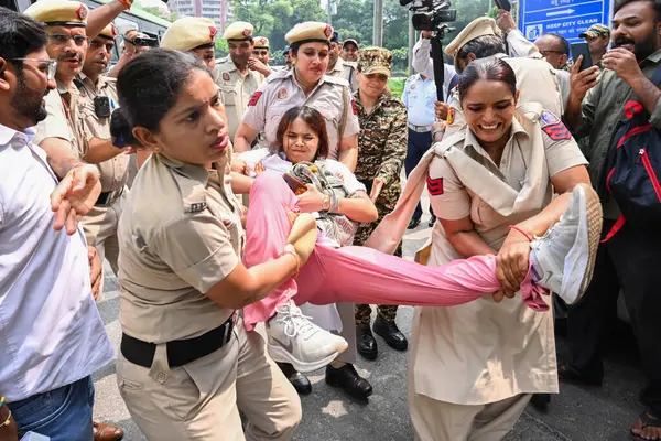 stock image NEW DELHI INDIA SEPTEMBER 5 2024 Delhi 2024 Police personnel detain an activist during a protest by teachers and students from various organizations against the National Education Policy NEP 2020 and the National Testing Agency NTA on Teachers Day at