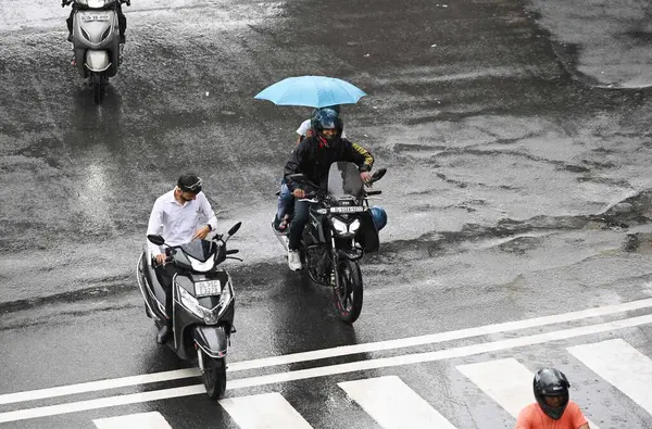 stock image New Delhi INDIA Sept 4 2024 2024 Commuters out on rain at Tilak Bridge near ITO in New Delhi India on Wednesday September 4 2024 Photo by Sanjeev Verma Hindustan Times