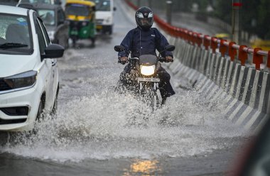 NEW DELHI INDIA 4 SEPTEMBER 4 2024 Vinod Nagar yakınlarındaki NH24 'de 4 Eylül 2024 tarihinde, Yeni Delhi' de yaşayan Delhi sakinleri, şiddetli yağmurun şehrin çeşitli bölgelerini kasıp kavurduğu bir hava değişimine tanık oldu.