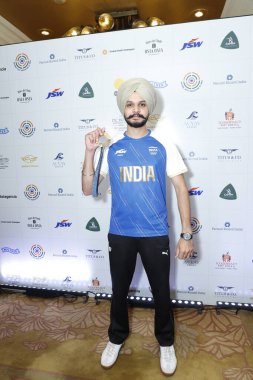 Yeni DELHI INDIA 30 AĞUSTOS 2024 Olimpiyat madalyası sahibi Sarabjot Singh, Hint atıcılık takımının Paris Olimpiyatları 'nda 30 Ağustos 2024 tarihinde Yeni Delhi Hindistan' da düzenlenen ITC Maurya otelinde gerçekleştirilen büyük başarısının kutlaması sırasında düzenlenen etkinlikte üç kişi onurlandırıldı.