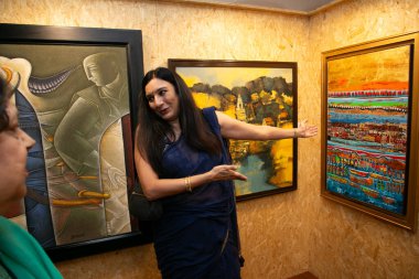 NEW DELHI INDIA AUGust 30 AĞUSTOS 2024 Jyoti A Kathpalia bir sanat fuarı sırasında bir otel tabanlı sanat fuarı Delhi 'de bir otelin odalarının 30 Ağustos 2024' te Yeni Delhi Hindistan Fro Oteli 'nde The Claridges Hotel' in özel ön izleme alanlarına dönüştürüldüğü yer.