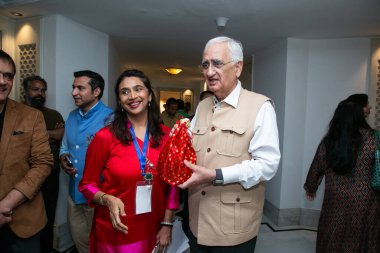 NEW DELHI INDIA HAZİRAN 30 AĞUSTOS 2024 Kongre Başkanı Salman Khurshid ve Payal Kapoor bir sanat fuarı Artix 30 sırasında Delhi 'de başlıca bir otelin odalarının Ağustos ayında Claridges Oteli' nin özel ön gösterimlerine dönüştürüldüğü bir otel sanat fuarı.