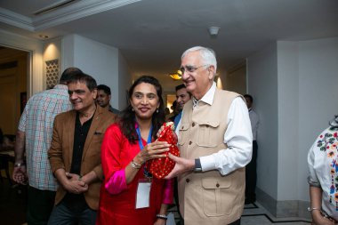 NEW DELHI INDIA HAZİRAN 30 AĞUSTOS 2024 Kongre Başkanı Salman Khurshid ve Payal Kapoor bir sanat fuarı Artix 30 sırasında Delhi 'de başlıca bir otelin odalarının Ağustos ayında Claridges Oteli' nin özel ön gösterimlerine dönüştürüldüğü bir otel sanat fuarı.
