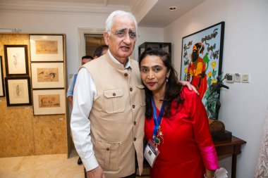 NEW DELHI INDIA HAZİRAN 30 AĞUSTOS 2024 Kongre Başkanı Salman Khurshid ve Payal Kapoor bir sanat fuarı Artix 30 sırasında Delhi 'de başlıca bir otelin odalarının Ağustos ayında Claridges Oteli' nin özel ön gösterimlerine dönüştürüldüğü bir otel sanat fuarı.