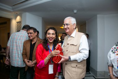 NEW DELHI INDIA HAZİRAN 30 AĞUSTOS 2024 Kongre Başkanı Salman Khurshid ve Payal Kapoor bir sanat fuarı Artix 30 sırasında Delhi 'de başlıca bir otelin odalarının Ağustos ayında Claridges Oteli' nin özel ön gösterimlerine dönüştürüldüğü bir otel sanat fuarı.