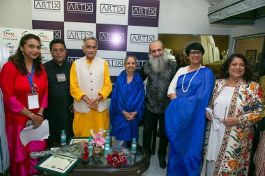 NEW DELHI INDIA 30 AĞUSTOS 30 2024 Payal Kapoor Prayag Shukla Artists Shobha Broota ve Sanjay Bhattacharya bir sanat fuarı sırasında Delhi 'de bir otelin odalarının özel ön gösterim alanlarına dönüştürüldüğü bir otel sanat fuarı