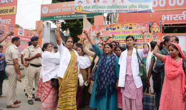 PATNA INDIA 9 EPTEMBER 9 2024 ANM hemşireleri 9 Eylül 2024 'te Patna Hindistan' da Santosh Kumar Hindustan Times 'ın çektiği fotoğrafta BJP ofisi dışında çeşitli taleplere destek gösteriyorlar.