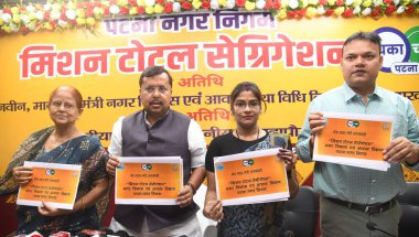 PATNA INDIA 9 SEPTEMBER 9 2024 Bihar Şehir Geliştirme ve Konut Bakanı Nitin Navin Patna Belediye Başkanı Sita Sahu ve Belediye Başkan Yardımcısı Reshami Chandravanshi ile birlikte Patna Nagar Nigam Misyonu Toplam Ayrımcılığı Bihar Rajya Awas Yönetim Kurulu Ofisi 'nde başlatılıyor.