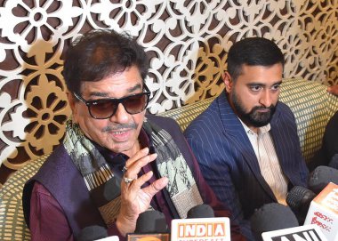 PATNA INDIA SEPTEMBER 8 Eylül 2024 Film yıldızı ve Asansol milletvekili Shatrughan Sinha, El Imdaad Charitable Trust tarafından 8 Eylül 2024 tarihinde Patna Hindistan 'da düzenlenen Patna' daki Maurya Oteli 'nin kampüsünde Mobil Klinik' i durdurduktan sonra basın toplantısı düzenledi.