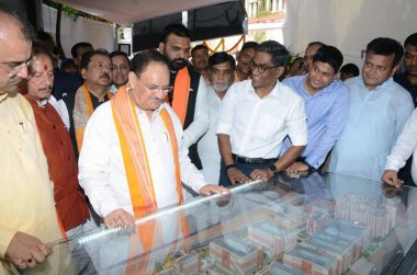 PATNA INDIA SEPTEMBER 7 Eylül 2024 BJP Ulusal Başkanı ve Sendika Sağlık Bakanı JP Nadda, 7 Eylül 2024 tarihinde Patna Tıp Fakültesi & Hastanesi 'nde inşa edilen dünya sınıfı hastanesinin genişleme çalışmalarını inceledikten sonra model olarak görülüyor. 