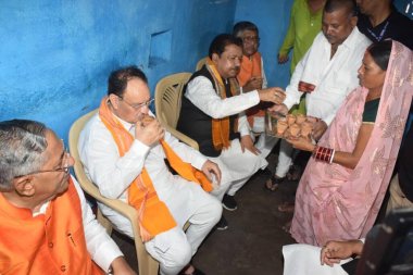 PATNA INDIA 7 Eylül 2024 BJP Ulusal Başkanı ve Sendika Sağlık Bakanı JP Nadda ile Bihar BJP başkanı Dilip Jaiswal Eyalet Meclis Başkanı Nand Kishor Yadav ve parti milletvekili Ravi Shankar Prasad 'a yaptıkları ziyarette bir fincan çay içtiler