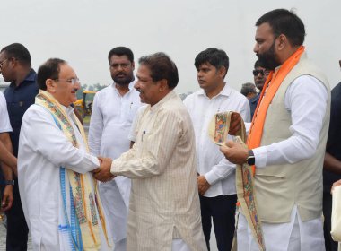 PATNA INDIA SEPTEMBER 6: Bihar BJP başkanı Dilip Jaiswal, 6 Eylül 2024 tarihinde Jaiprakash Narayan Havalimanında BJP ulusal başkanı ve Birlik Sağlık Bakanı JP Nadda 'yı karşıladı.