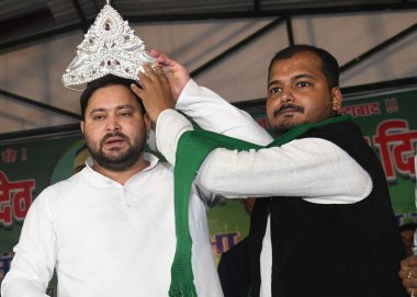 PATNA INDIA SEPTEMBER 5 Eylül 2024 RJD lideri Tejashwi Yadav, 5 Eylül 2024 tarihinde RJD ofisinde Amar Shaheed Jagdev Prasad Shahadat Diwas fonksiyonu sırasında gümüş taca layık görüldü.