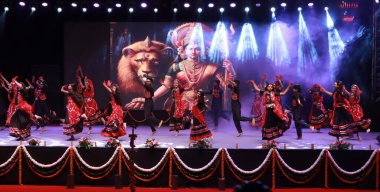 NEW DELHI INDIA SEPTEMBER 5. 2024 Okul Öğrencisi Progamme Delhi Eğitim Bakanı Atishi, 5 Eylül 2024 tarihinde Thyagraj Stadyumu 'nda Öğretmenler Günü münasebetiyle Delhi Devlet Öğretmenleri Ödülü dağıtıldıktan sonra Yeni Hindistan Fotoğraf b.