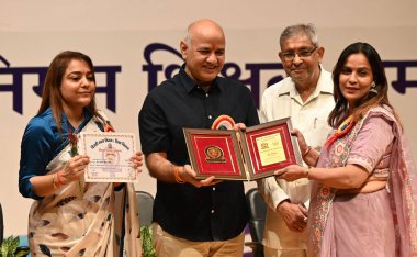 NEW DELHI INDIA SEPTEMBER 5. 2024 Eski Başbakan Yardımcısı Manish Sisodia ve Belediye Başkanı Shelly Oberoi MCD Lideri Delhi Belediye Başkanı Mukesh Kumar Goyal Delhi Belediye Başkan Yardımcısı Aaley Mohammad Iqbaland diğerleri ödülü sunar 