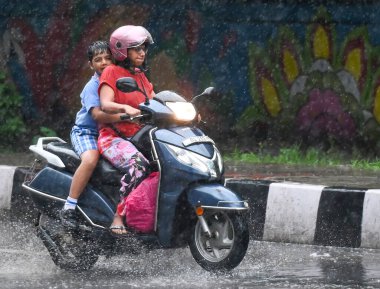 NOIDA INDIA SEPTEMBER 4 2024 Öğleden sonra yağmuru sırasında Noida Hindistan 'da 4 Eylül 2024 tarihinde Noida Hindistan' da Delhi NCR sakinleri şiddetli yağmurun şehrin çeşitli bölgelerini vurduğuna tanık oldular. Fotoğraf: Sunil Ghosh Hindust