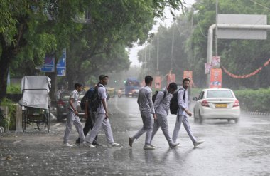 NEW DELHI INDIA SEPTEMBER 4 2024 Okul Öğrencileri 4 Eylül 2024 tarihinde DDU Marg 'da yoğun çiseleme sırasında Yeni Delhi' de yaşayan Delhi sakinleri, şiddetli yağmurun şehrin çeşitli bölgelerini kasıp kavurduğu bir hava değişimine tanık oldular.