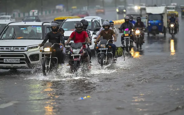 NEW DELHI INDIA 4 SEPTEMBER 4 2024 Vinod Nagar yakınlarındaki NH24 'de 4 Eylül 2024 tarihinde, Yeni Delhi' de yaşayan Delhi sakinleri, şiddetli yağmurun şehrin çeşitli bölgelerini kasıp kavurduğu bir hava değişimine tanık oldu.