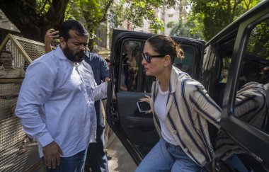 MUMBAI INDIA SEPTEMBER 11 2024 kareena kapoor reach Anil Arora s residence after Malaika Arora s father Anil Mehta committed suicide by jumping off a terrace at Bandra on September 11 2024 in Mumbai India Photo by Satish Bate Hindustan Times clipart