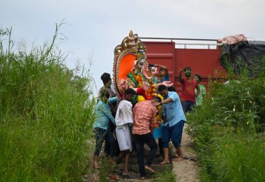 NoIDA INDIA 11 Eylül 2024 Dindarları, Ganesh Chaturthi festivalinin beşinci gününde Yamuna Nehri 'nde düzenlenen dalış töreninde toplandılar. 11 Eylül 2024 Noida Hindistan' da DPCC putların Yamuna ve oth 'a sokulmasını yasakladı.