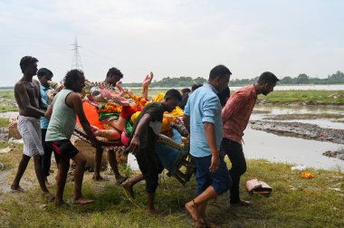 NOIDA INDIA SEPTEMBER 11 2024 Devotees gather at the Yamuna River during the immersion ceremony on the fifth day of the Ganesh Chaturthi festival on September 11 2024 in Noida India The DPCC has prohibited the immersion of idols in the Yamuna and oth clipart