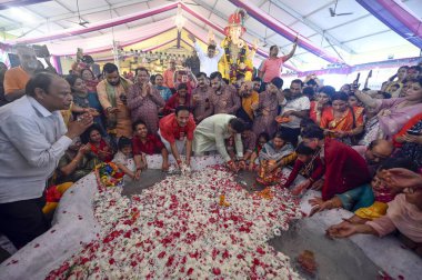NEW DELHI INDIA 11 EPTEMBER 2024 Dindar, 11 Eylül 2024 'te Sanjeev Verma Hindustan Times' ın Sanjeev Verma Hindustan Times 'ın Yeni Delhi' deki Enklavyesinde Lord Ganesha 'nın putunun dalma töreni sırasında kutlanıyor.