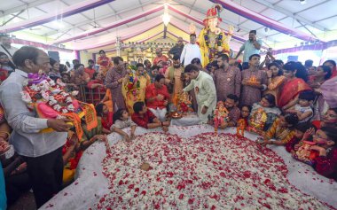 NEW DELHI INDIA 11 EPTEMBER 2024 Dindar, 11 Eylül 2024 'te Sanjeev Verma Hindustan Times' ın Sanjeev Verma Hindustan Times 'ın Yeni Delhi' deki Enklavyesinde Lord Ganesha 'nın putunun dalma töreni sırasında kutlanıyor.