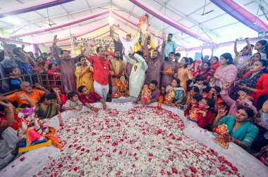 NEW DELHI INDIA 11 EPTEMBER 2024 Dindar, 11 Eylül 2024 'te Sanjeev Verma Hindustan Times' ın Sanjeev Verma Hindustan Times 'ın Yeni Delhi' deki Enklavyesinde Lord Ganesha 'nın putunun dalma töreni sırasında kutlanıyor.