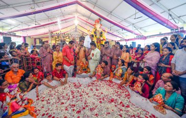 NEW DELHI INDIA 11 EPTEMBER 2024 Dindar, 11 Eylül 2024 'te Sanjeev Verma Hindustan Times' ın Sanjeev Verma Hindustan Times 'ın Yeni Delhi' deki Enklavyesinde Lord Ganesha 'nın putunun dalma töreni sırasında kutlanıyor.