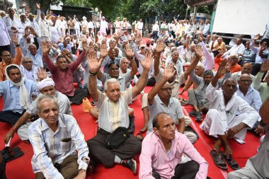 NEW DELHI INDIA 11 Eylül 2024 Emekli DTC personeli, Dharna 'yı protesto etmek için Inderprastha Genel Merkezi önünde oturuyor. 11 Eylül 2024 tarihinde Yeni Delhi' de emekli maaşlarını istiyorlar. Fotoğraf: Sonu Mehta Hindustan