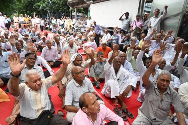 NEW DELHI INDIA 11 Eylül 2024 Emekli DTC personeli, Dharna 'yı protesto etmek için Inderprastha Genel Merkezi önünde oturuyor. 11 Eylül 2024 tarihinde Yeni Delhi' de emekli maaşlarını istiyorlar. Fotoğraf: Sonu Mehta Hindustan