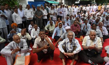 NEW DELHI INDIA 11 Eylül 2024 Emekli DTC personeli, Dharna 'yı protesto etmek için Inderprastha Genel Merkezi önünde oturuyor. 11 Eylül 2024 tarihinde Yeni Delhi' de emekli maaşlarını istiyorlar. Fotoğraf: Sonu Mehta Hindustan