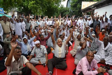 NEW DELHI INDIA 11 Eylül 2024 Emekli DTC personeli, Dharna 'yı protesto etmek için Inderprastha Genel Merkezi önünde oturuyor. 11 Eylül 2024 tarihinde Yeni Delhi' de emekli maaşlarını istiyorlar. Fotoğraf: Sonu Mehta Hindustan