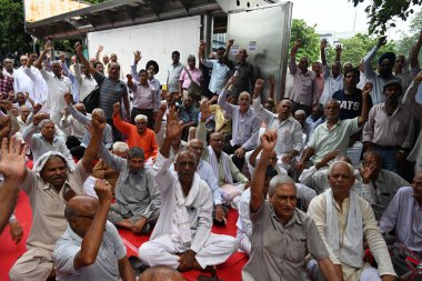 NEW DELHI INDIA 11 Eylül 2024 Emekli DTC personeli, Dharna 'yı protesto etmek için Inderprastha Genel Merkezi önünde oturuyor. 11 Eylül 2024 tarihinde Yeni Delhi' de emekli maaşlarını istiyorlar. Fotoğraf: Sonu Mehta Hindustan