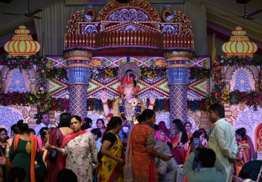 NEW DELHI INDIA SEPTEMBER 11 Eylül 2024 Hindu Lord Ganesh 'in İdollerini Delhi ka Maharaja' da beş gün boyunca Ganpati Visarjan 'a batırırken görüldü 23. Ganesh Mahotsav 2024 yılında Laxmi Nagar' da 11 Eylül 2024 tarihinde Yeni Delhi 'de