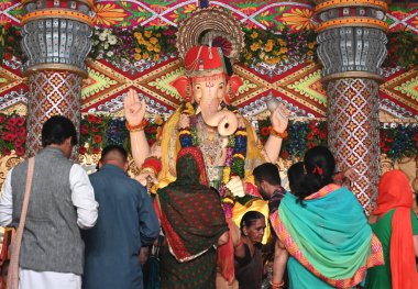 NEW DELHI INDIA SEPTEMBER 11 Eylül 2024 Hindu Lord Ganesh 'in İdollerini Delhi ka Maharaja' da beş gün boyunca Ganpati Visarjan 'a batırırken görüldü 23. Ganesh Mahotsav 2024 yılında Laxmi Nagar' da 11 Eylül 2024 tarihinde Yeni Delhi 'de
