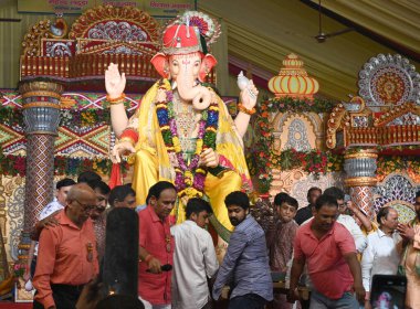 NEW DELHI INDIA SEPTEMBER 11 Eylül 2024 Hindu Lord Ganesh 'in İdollerini Delhi ka Maharaja' da beş gün boyunca Ganpati Visarjan 'a batırırken görüldü 23. Ganesh Mahotsav 2024 yılında Laxmi Nagar' da 11 Eylül 2024 tarihinde Yeni Delhi 'de