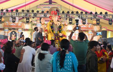 NEW DELHI INDIA SEPTEMBER 11 Eylül 2024 Hindu Lord Ganesh 'in İdollerini Delhi ka Maharaja' da beş gün boyunca Ganpati Visarjan 'a batırırken görüldü 23. Ganesh Mahotsav 2024 yılında Laxmi Nagar' da 11 Eylül 2024 tarihinde Yeni Delhi 'de