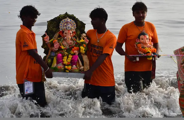 MUMBAI INDIA 11 SEPTEMBER 2024 Ganesh Festivali 'nin 5. Günü Ganesh Festivali' nde Ganpati 'yi Bhushan Koyande HT Fotoğraf: Bhushan Koyande