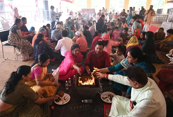 stock image NEW DELHI INDIA SEPTEMBER 11 2024 Devotees offering Hawan before immersing Idols of Hindu Lord Ganesh five day s at Delhi ka Maharaja go for ecofriendly Ganpati Visarjan during the 23rd Ganesh Mahotsav 2024 at Laxmi Nagar on September 11 2024 in New 