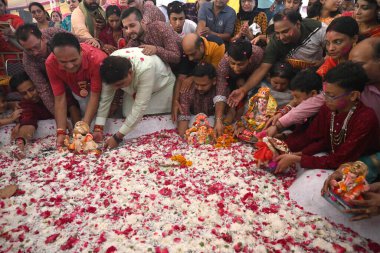 NEW DELHI INDIA SEPTEMBER 11 Eylül 2024 Hindu Lord Ganesh 'in İdollerini Delhi ka Maharaja' da beş gün boyunca Ganpati Visarjan 'a batırırken görüldü 23. Ganesh Mahotsav 2024 yılında Laxmi Nagar' da 11 Eylül 2024 tarihinde Yeni Delhi 'de