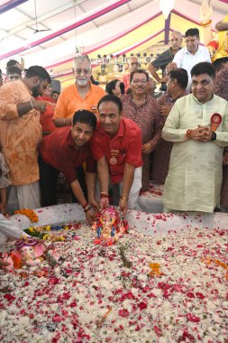 NEW DELHI INDIA SEPTEMBER 11 Eylül 2024 Hindu Lord Ganesh 'in İdollerini Delhi ka Maharaja' da beş gün boyunca Ganpati Visarjan 'a batırırken görüldü 23. Ganesh Mahotsav 2024 yılında Laxmi Nagar' da 11 Eylül 2024 tarihinde Yeni Delhi 'de