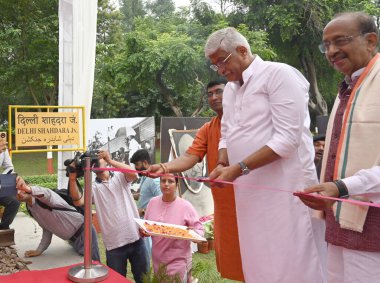 NEW DELHI INDIA SEPTEMBER 11 Eylül 2024 Birlik Kültür ve Turizm Bakanı Gajendra Singh Shekhawat ve Başkan Yardımcısı GSDS Vijay Goel, 11 Eylül 2024 tarihinde Gandhi Darshan Rajghat 'ta Mahatma Gandhi' ye adanmış bir Demiryolu Koçunun açılışını gerçekleştirdiler.