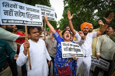 NEW DELHI INDIA SEPTEMBER 11 Eylül 2024 Bhartiya Janta Partisi destekçileri Kongre Başkanı Sonia Gandhi 'nin konutu önünde Rahul Gandhi' nin 11 Eylül 2024 tarihinde Yeni Delhi Hindistan 'da Sa